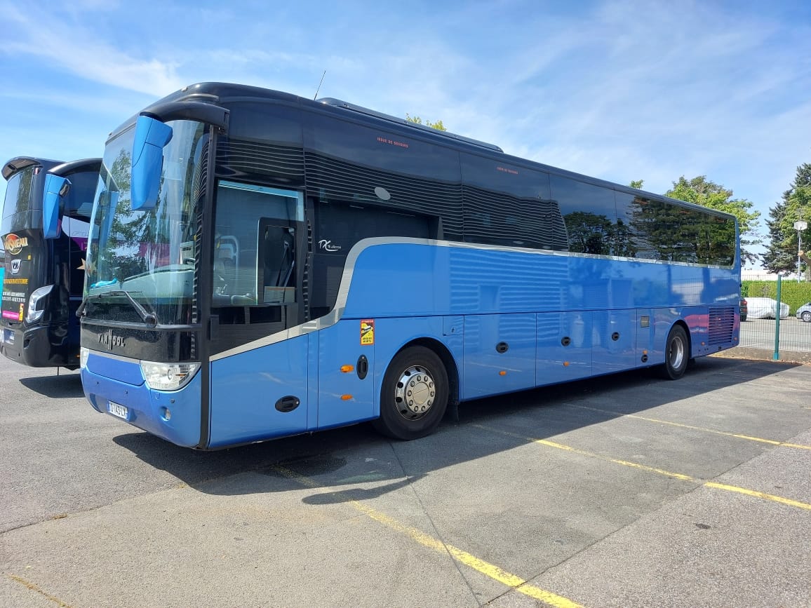 Car bleu au bord du sable