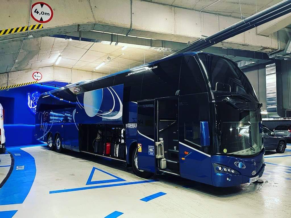 Car bleu au bord du sable