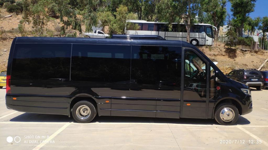 Car bleu au bord du sable