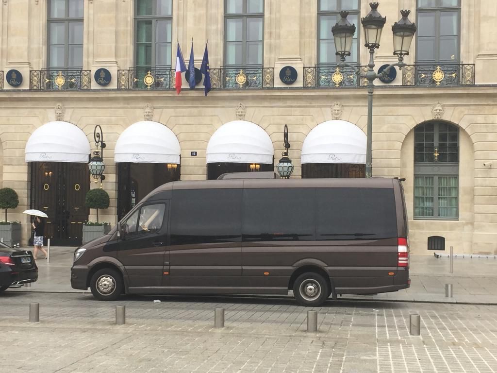 Van meercedes devant un batiment a Paris