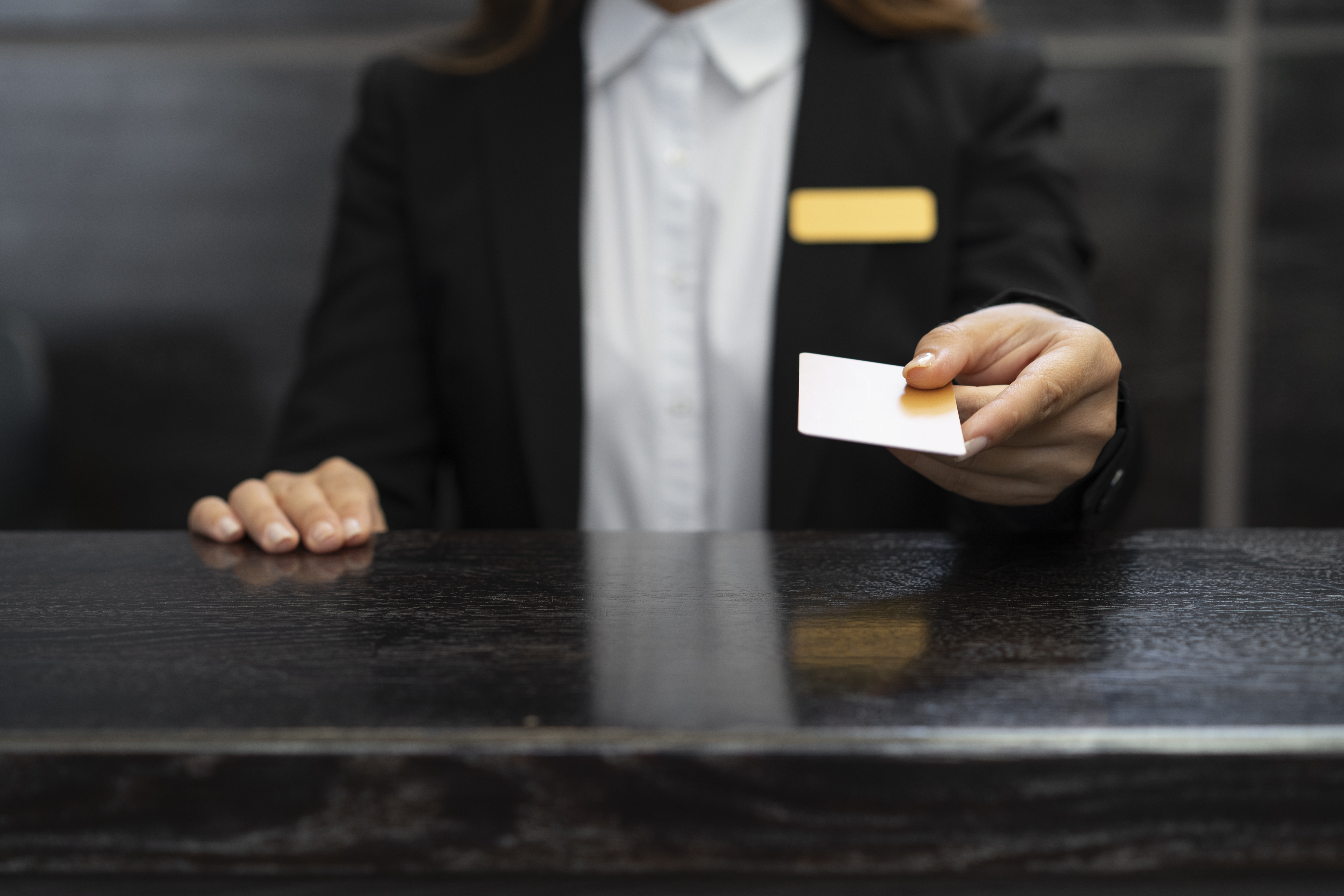 Car bleu au bord du sable